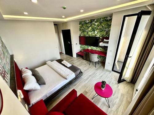 a bedroom with a bed and a red table at Hotel Del Medio in Sutomore