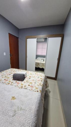 a bedroom with a bed and a closet at DECORADO 23-E 2 qts com ar-condicionado in Rio Verde