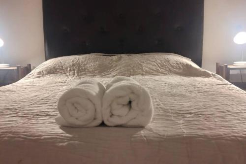 ein weißes Handtuch auf einem Bett in der Unterkunft Elegante residencia! in Ezeiza