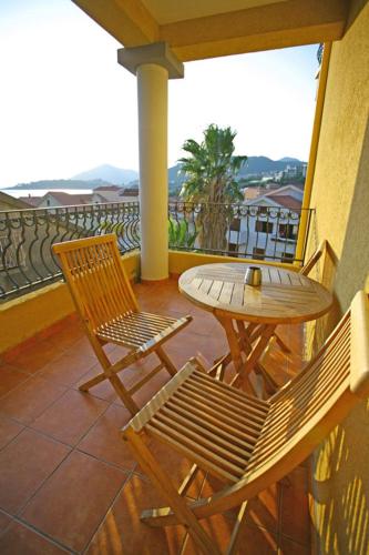 a patio with a table and chairs on a balcony at Garni Hotel Meduza in Rafailovici