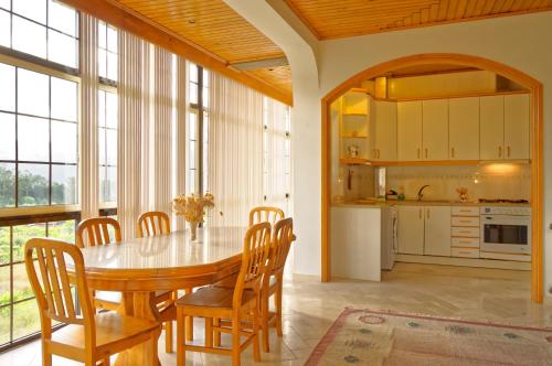 eine Küche und ein Esszimmer mit einem Holztisch und Stühlen in der Unterkunft Zen Vouga in Ribeiradio