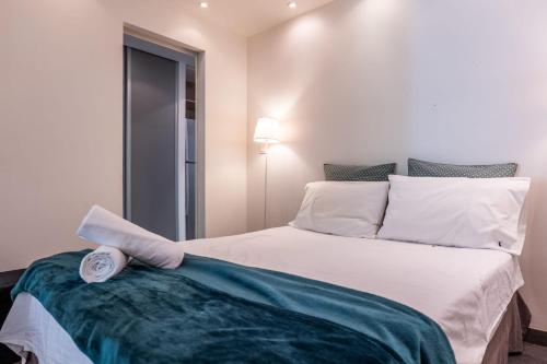 une chambre avec un lit avec une serviette dessus dans l'établissement 1-Br Garden-level inside Upscale District, à Cannes