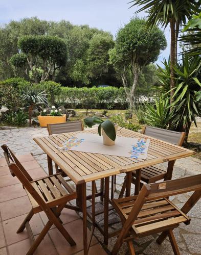 una mesa de madera con 2 sillas en Casa Elvira, en Porto Pollo