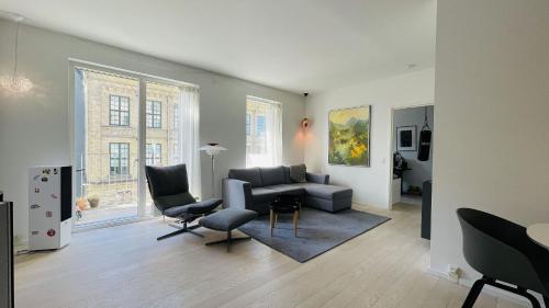 - un salon avec un canapé et deux chaises dans l'établissement ApartmentInCopenhagen Apartment 1608, à Copenhague