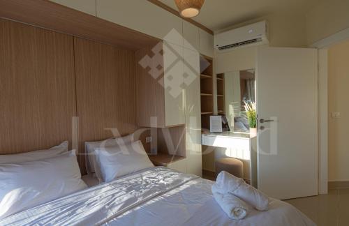 1 dormitorio con 1 cama con almohadas blancas en Ladybird - Veranda Sunset Retreat en Hurghada