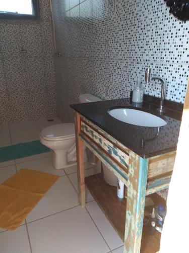 a bathroom with a sink and a toilet at casa rústica e aconchegante in Analândia