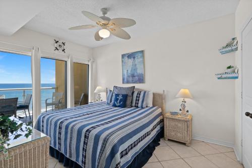 Una cama o camas en una habitación de Emerald Isle Unit 903