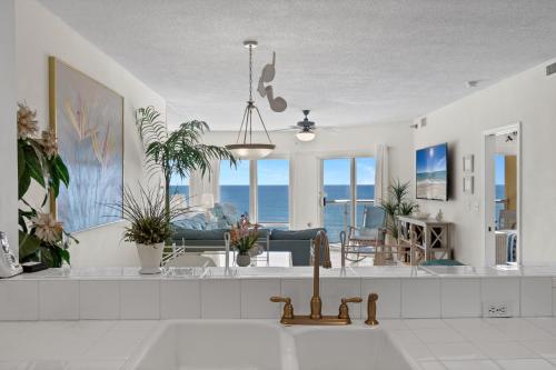 Una televisión o centro de entretenimiento en Emerald Isle Unit 903