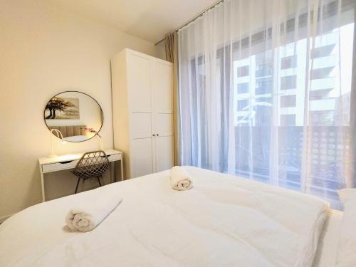 En eller flere senge i et værelse på Wings - Brand New - Presidential Garden - Free Parking