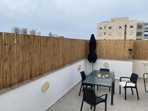 Balkón nebo terasa v ubytování בלב העיר
