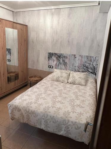 a bedroom with a bed with a white comforter at Casa en Laredo in Laredo