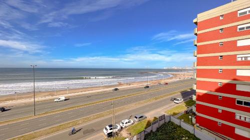 - Vistas a la playa, al edificio y a la carretera en Semi piso 3 ambientes con vista plena al mar en Constitución en Mar del Plata