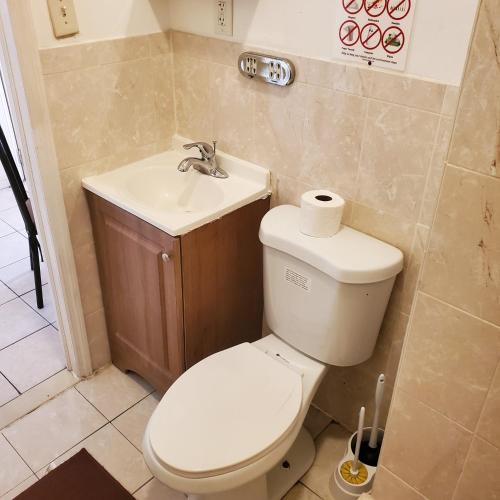 ein Bad mit einem WC und einem Waschbecken in der Unterkunft New Studio apartments Available Now!! in Port Morris