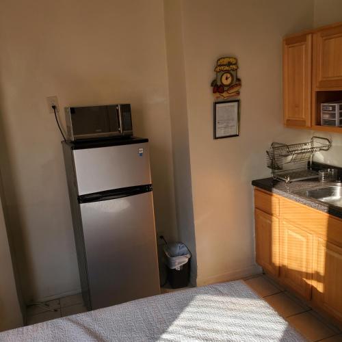 eine Küche mit einer Mikrowelle auf dem Kühlschrank in der Unterkunft New Studio apartments Available Now!! in Port Morris