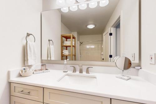 uma casa de banho com um lavatório e um espelho grande em Lake Chelan Shores Happy Days 19 2 em Chelan