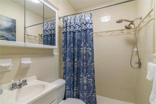 La salle de bains est pourvue d'un lavabo, de toilettes et d'une douche. dans l'établissement Venice Villas * Villa San Marco #32, à Venice