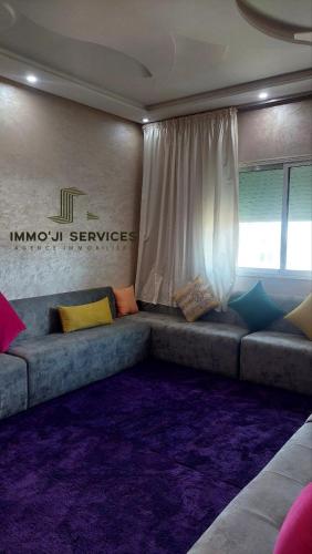 un soggiorno con divano e cuscini colorati di azemmour a Azemmour