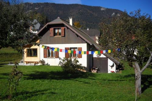 een huis met een vlag ervoor bij At the heart of the Chartreuse regional park in Saint-Pierre-de-Chartreuse