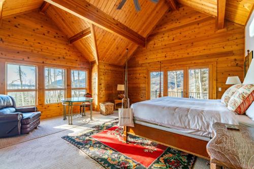 um quarto com uma cama grande num quarto de madeira em Wapiti Mountain Escape by AvantStay Commanding Views Incredible Home w Hot Tub em Telluride