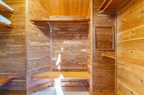 特柳賴德的住宿－Wapiti Mountain Escape by AvantStay Commanding Views Incredible Home w Hot Tub，小木屋设有木墙和桑拿浴室