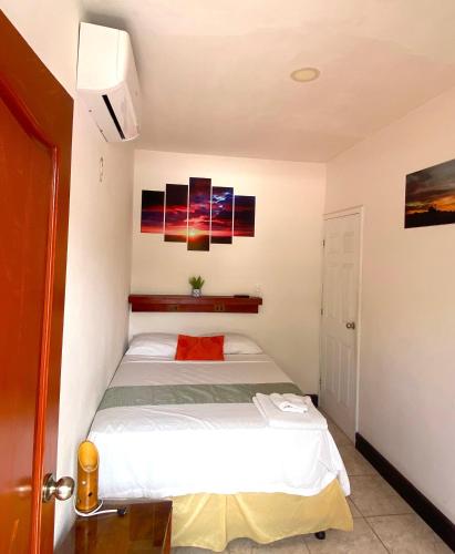Postel nebo postele na pokoji v ubytování Hostal San José
