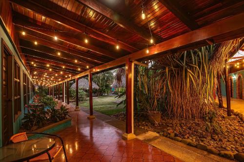 un patio al aire libre con una mesa y una planta en Beach Break Resort, en Jacó