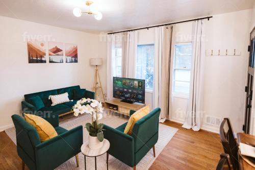 Μια τηλεόραση ή/και κέντρο ψυχαγωγίας στο Cozy & Quiet King Bed Micron Free Parking