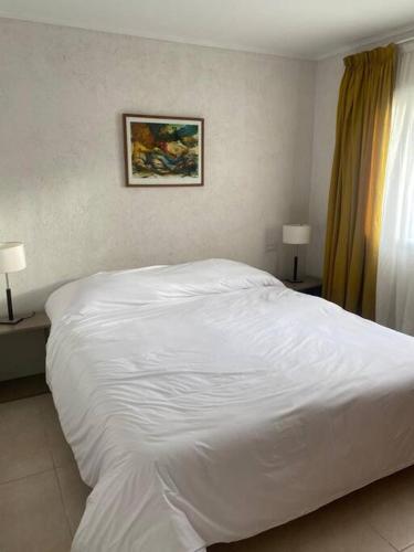 Ένα ή περισσότερα κρεβάτια σε δωμάτιο στο Confortable casa en Mendoza.