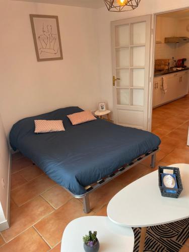 une chambre avec un lit dans une pièce avec une table dans l'établissement Appartement coeur de ville Angers, à Angers