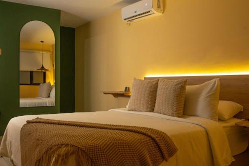 リオアチャにあるNovo Hotel Boutiqueの部屋の中に大きなベッドがある寝室