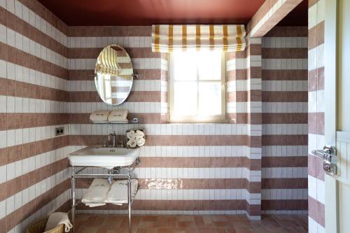 une salle de bain avec un lavabo et un miroir dans l'établissement Magnifique villa RIVA avec piscine aux salins, à Saint-Tropez