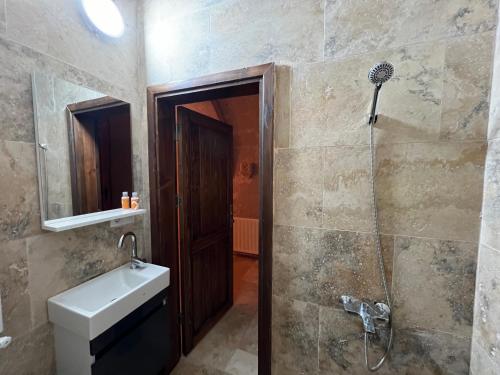 uma casa de banho com um chuveiro, um WC e um lavatório. em Cappadocıa Tuğhan Stone House em Nevşehir