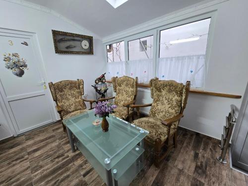 a living room with a table and chairs at ELDI House in Făgăraş