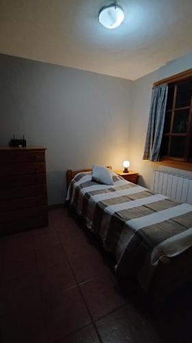 sypialnia z dużym łóżkiem w pokoju w obiekcie Casa de Silvina w mieście El Bolsón