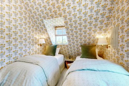 Posteľ alebo postele v izbe v ubytovaní The Christmas Hill Cottages