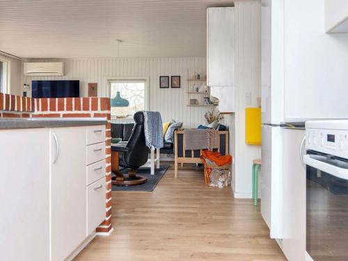 ファーンにある5 person holiday home in Fanøの白いキャビネット付きのキッチン、ダイニングルーム