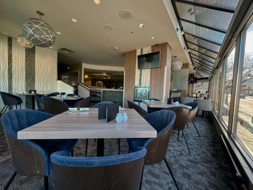 Un restaurante u otro lugar para comer en Coast Bastion Hotel