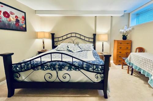 - une chambre avec un lit dans l'établissement Marine Melody, à Nanaimo