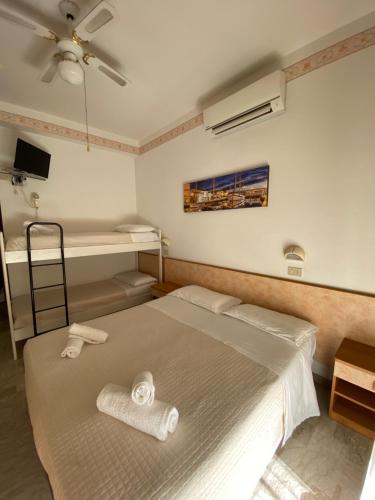 una camera da letto con un letto e due asciugamani di villa Anny a Rimini