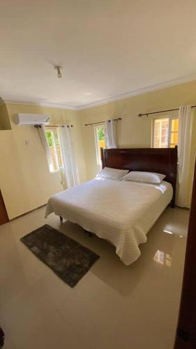 een slaapkamer met een bed en 2 ramen bij Serenity Escape in Runaway Bay