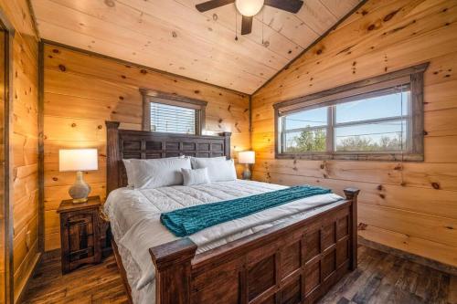 1 dormitorio con 1 cama en una cabaña de madera en Tranquility/Mountain Cabin/Indoor Pool/Hot Tub/Games/Views, en Sevierville