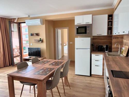 Kuchyň nebo kuchyňský kout v ubytování Апартаменти Bella Deluxe