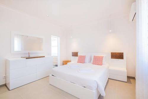 佩拉的住宿－Solar dos Gandums，白色卧室配有白色的床和水槽