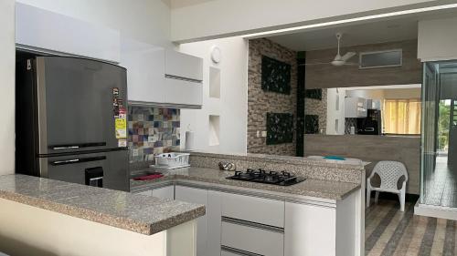 uma cozinha com um frigorífico e uma bancada em Casa en condominio em Flandes