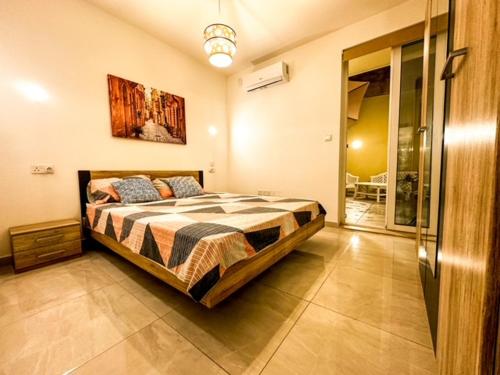 um quarto com uma cama grande num quarto em Sliema Jacuzzi Flat em Sliema