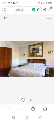 uma imagem de um quarto com uma cama e um espelho em Parque das árvores hospedagem e eventos em Barretos