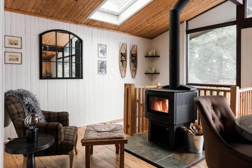 Posezení v ubytování Alpine Lake House - Waterfront on Lake Muskoka