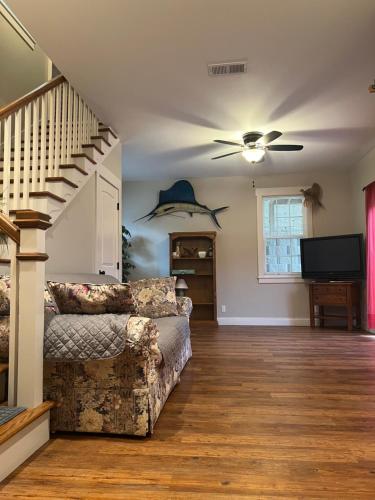 uma sala de estar com um sofá e uma ventoinha de tecto em Relaxing House at Downtown Chattanooga em Chattanooga