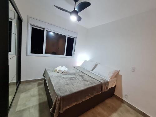 - une chambre avec un lit et un ventilateur de plafond dans l'établissement Studio próx. Avenida Paulista, à São Paulo