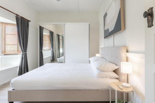 a bedroom with a large bed and a mirror at Bright & Cosy 1-Bed 15-Min From CBD in Brisbane